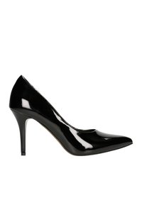 Černá laková vysoká bota na podpatku s špičatou špičkou a štíhlým stiletto podpatkem. Hladký povrch, čisté linie a žádné viditelné ozdobné prvky.