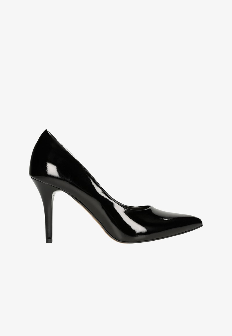Černá laková vysoká bota na podpatku s špičatou špičkou a štíhlým stiletto podpatkem. Hladký povrch, čisté linie a žádné viditelné ozdobné prvky.