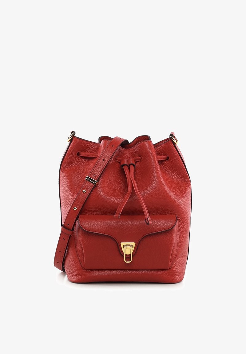 Sac seau en cuir rouge avec bandoulière réglable, poche avant avec fermoir doré et fermeture à cordon.