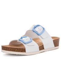 Weiße Sandale mit zwei verstellbaren Riemen und blauen Schnallen, Korkfußbett und beiger Sohle, leicht schräg gestellt, um Seiten- und Draufsicht zu zeigen.