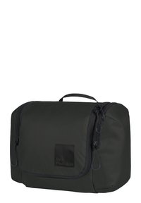 Bolsa de viaje de tela negra con forma rectangular, compartimentos con cremallera y una asa superior para llevar. Presenta un parche con el logotipo en la parte frontal.