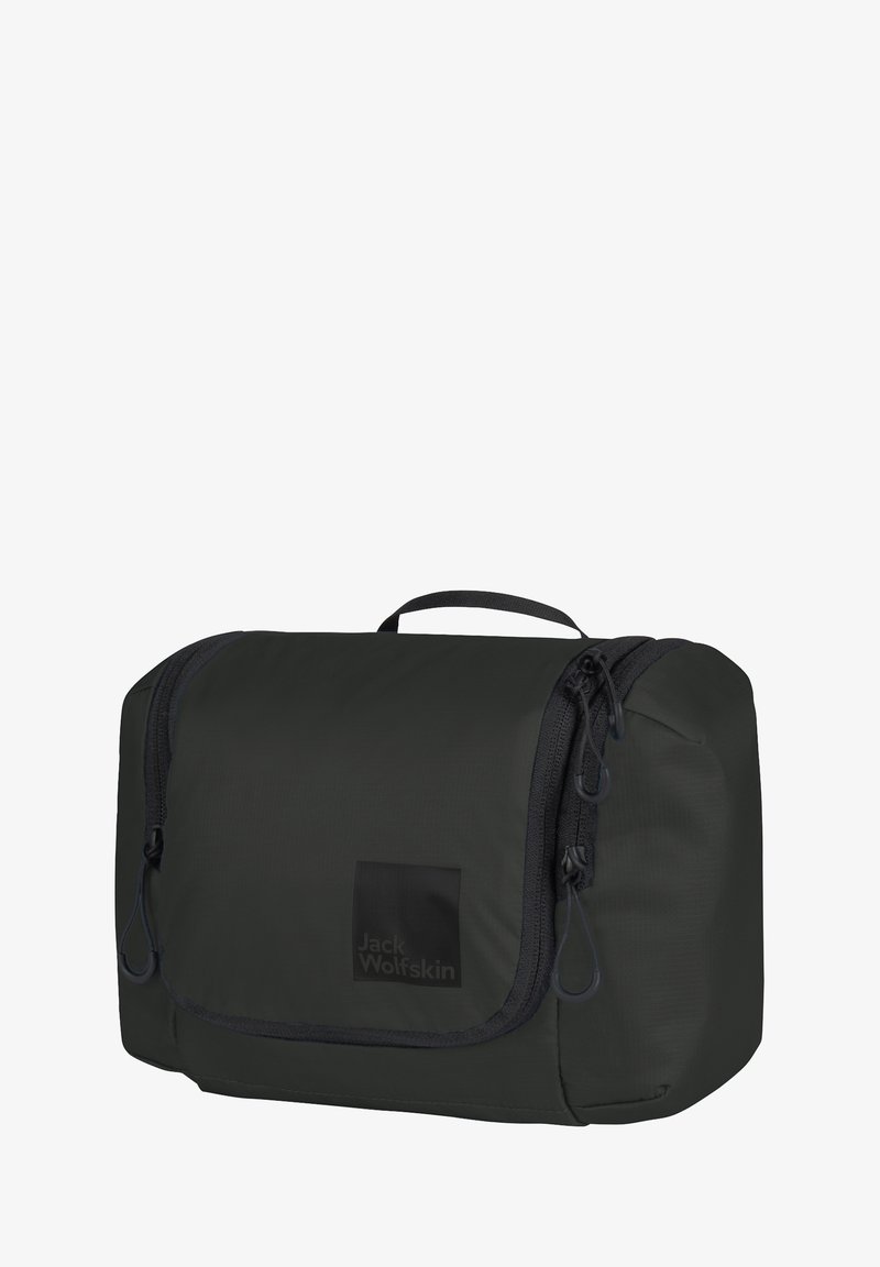 Borsa da viaggio nera di forma rettangolare, con scomparti con cerniera e maniglia superiore per il trasporto. Presenta una patch con logo sul davanti.