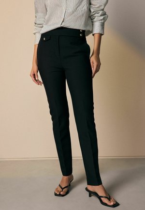Sorte skræddersyede bukser med høj talje, flad front og forreste lommer; har guld knapdetaljer og en slim-fit silhuet.