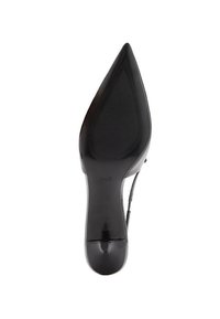 Svart högklackad sko med spetsig tå och texturerad sula, med en elegant design och slät lackfinish.