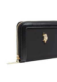 Czarny portfel na zamek wykonany z gładkiego materiału, z akcentem w kolorze złota w postaci logo oraz kontrastowymi, teksturowanymi bokami. Smukły, prostokątny kształt.