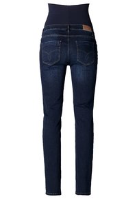 Los jeans de mezclilla azul oscuro presentan una cintura alta con banda elástica, dos bolsillos traseros con costuras decorativas y un diseño ajustado.