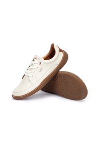 Baskets en cuir blanc avec un bout arrondi, un laçage, des accents marron et une semelle en caoutchouc avec un logo en relief.