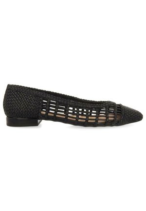 Chaussure plate tissée noire avec des côtés en treillis ouvert, bout pointu et talon bas, conçue pour une expérience de port respirante et élégante.