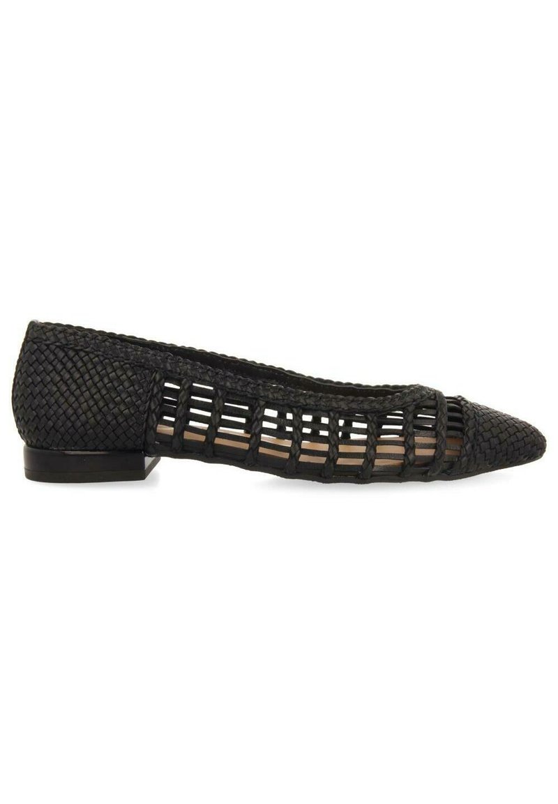 Zapato plano de tejido negro con lados de rejilla abierta, punta afilada y tacón bajo, diseñado para un uso transpirable y con estilo.
