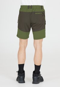 Grønne og brune udendørs shorts med elastisk talje, sidelommer og en baglomme med lynlås. Tekstileret stof, knælangt design.