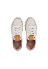 Sneaker bianchi in pelle con accenti perforati, suole in gomma beige e dettaglio del tallone rosa e giallo. Presentano lacci bianchi e una linguetta marrone.