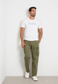 Guess STRETCH FRONTLOGO - Marškinėliai su spaudiniu - weiß