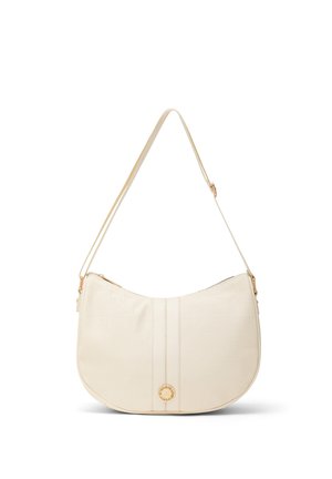 Borsa a tracolla color crema con forma arrotondata, tracolla regolabile, cuciture verticali e piccolo emblema circolare dorato al centro in basso.