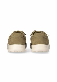 Sneaker in suede verde oliva con una leggere suola intermedia color crema, caratterizzate da dettagli cuciti e design a punta rotonda.