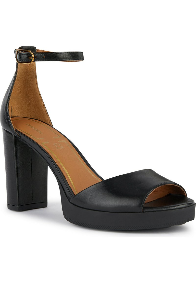 Sandalo nero con tacco alto, caratterizzato da una punta ampia aperta, cinturino alla caviglia con fibbia dorata e tacco a blocco chunky con suola testurizzata.