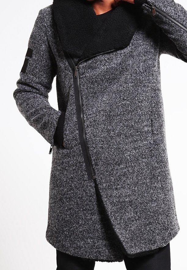 Abrigo de mezcla de lana gris con cuello de piel sintética negra, bajo asimétrico, cierre de cremallera y bolsillos laterales. Presenta detalles en negro en las mangas.