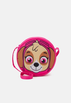 Sac bandoulière rond rose pour enfants avec un visage de chien souriant en dessin animé portant des lunettes roses et de grands yeux.