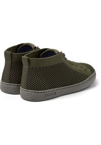 Scarpe alte in rete verde con tomaia testurizzata e traspirante e suola grigia in gomma con leggere macchie. Design con lacci e inserto laterale.