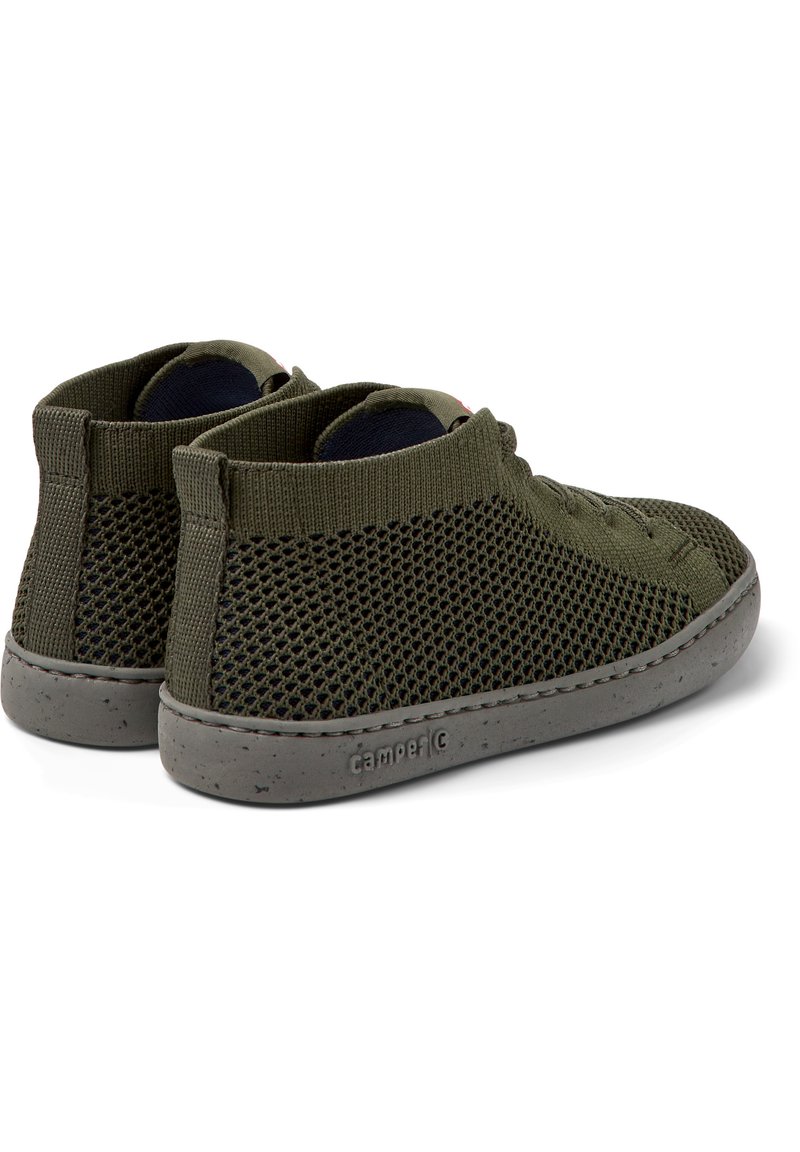 Grüne Netz-hohe Sneakers mit einem strukturierten, atmungsaktiven Obermaterial und grauer Gummisohle mit subtilen Sprenkeln. Schnürung mit seitlichen Gummieinsätzen.