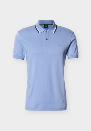Gaiši zila īsroku polo krekls ar divu pogu aizdari, melnbaltām svītrainām apkakles malām un mazu "BOSS" logotipu uz krūtīm.