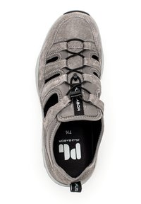 Grijze suède schoenen met een ronde neus, elastische veters en uitsneden aan de zijkanten. Voorzien van een gewatteerde binnenzool en een rubberen zool voor grip.