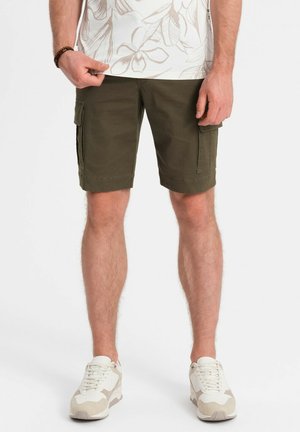 Shorts cargo vert olive en mélange de coton, avec poches latérales, coupe droite et ourlet se terminant juste au-dessus du genou.