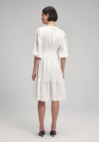 adL RUFFLED NECK - Freizeitkleid - white