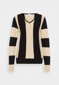 Beżowy i czarny sweter w paski, z dekoltem w serek, długimi rękawami i prążkowanym wykończeniem. Miękka tekstura z naprzemiennymi szerokimi i wąskimi paskami.