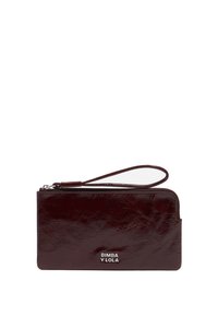 Burgundska usnjena denarnica z teksturirano površino, opremljena z ročajem za zapestje in srebrnim logotipom. Zadrga se nahaja ob zgornjem robu.