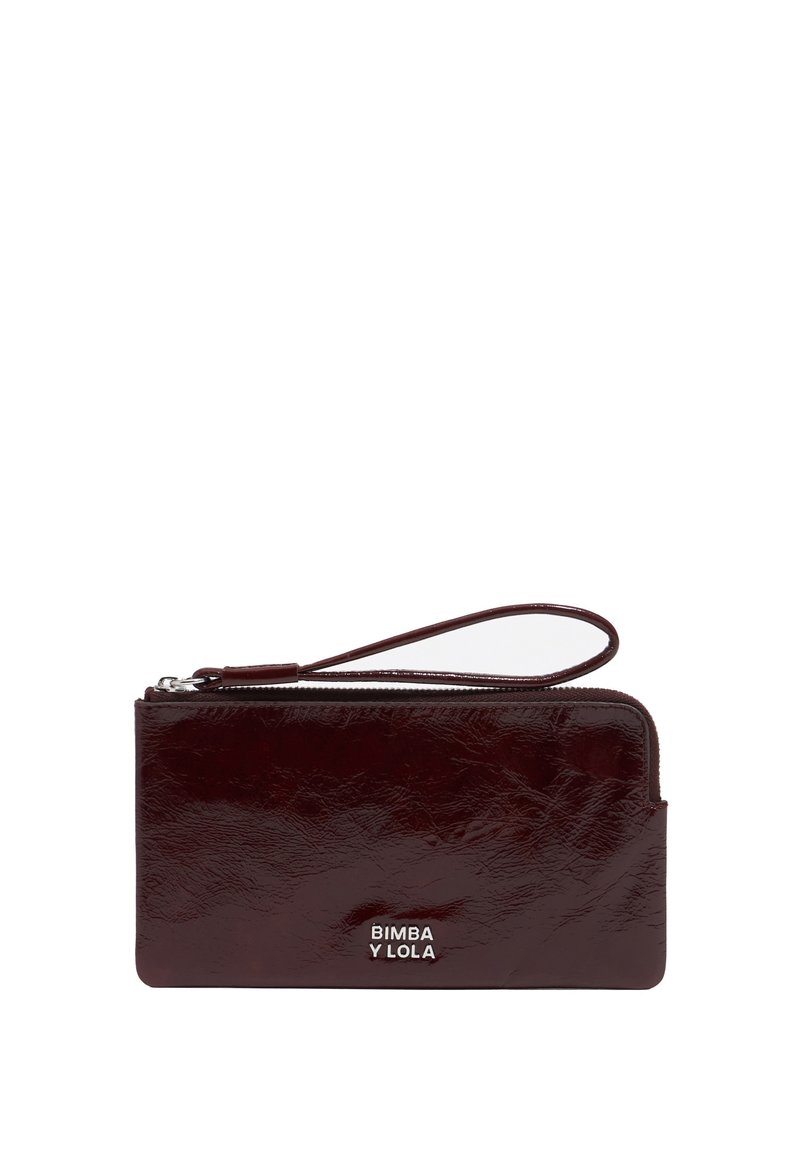 Burgundska usnjena denarnica z teksturirano površino, opremljena z ročajem za zapestje in srebrnim logotipom. Zadrga se nahaja ob zgornjem robu.