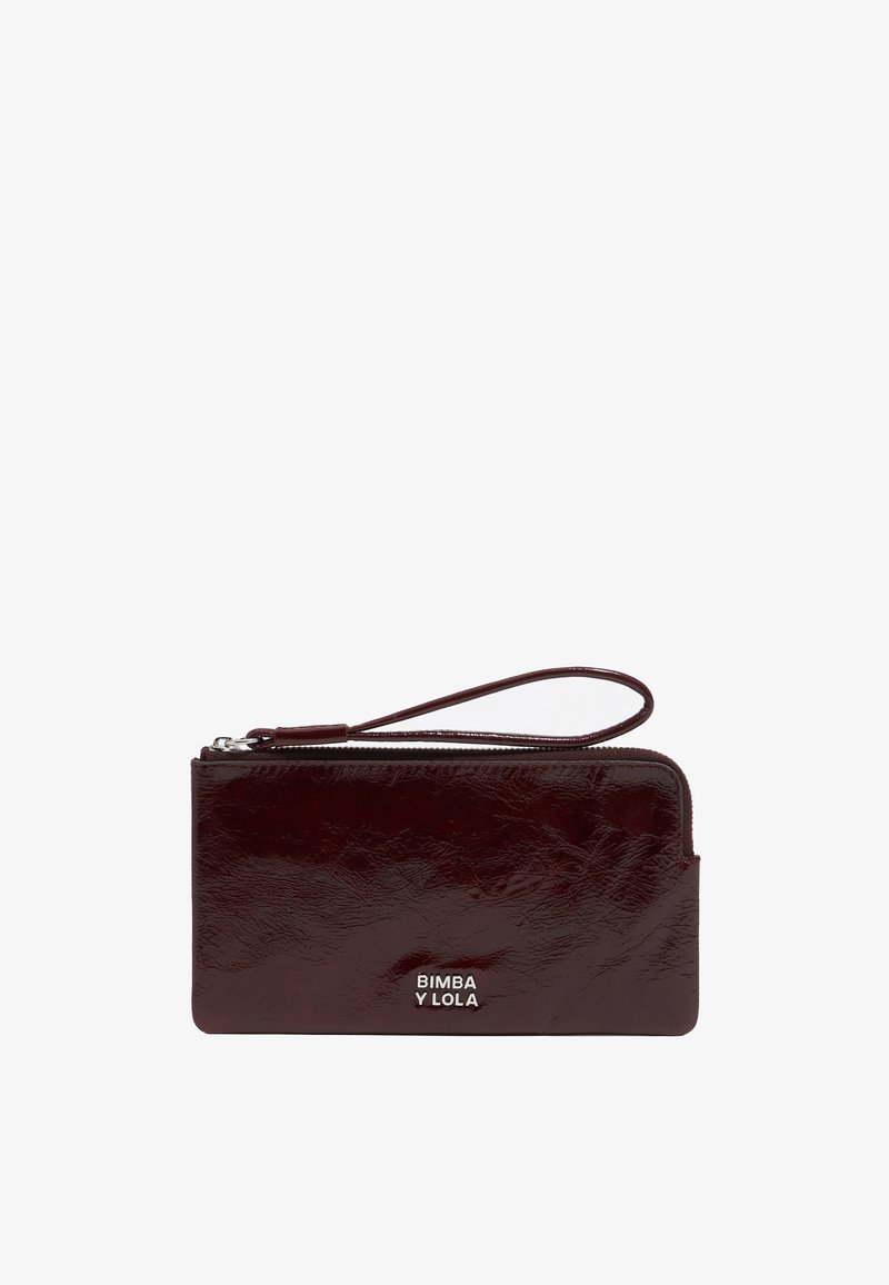 Burgundska usnjena denarnica z teksturirano površino, opremljena z ročajem za zapestje in srebrnim logotipom. Zadrga se nahaja ob zgornjem robu.