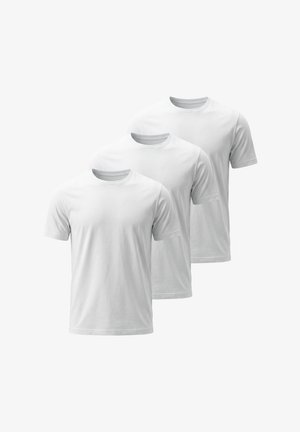 Tre ensfarvede hvide t-shirts med korte ærmer og rund hals, lagt overlappende på en hvid baggrund.