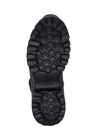 Czarna gumowa podeszwa o wytrzymałej, teksturowanej konstrukcji z diamentowymi i heksagonalnymi wzorami zapewniającymi przyczepność. Wzmocniony obcas dla większej trwałości.