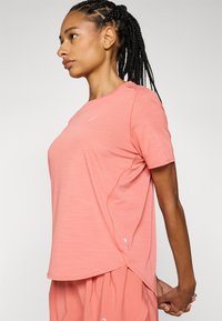 ASICS ROAD TOP - Sportfelső - dark pink clay