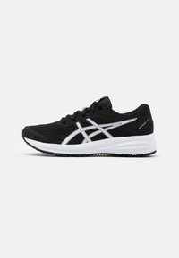 Chaussure de course Asics Patriot 12 noire et blanche avec tige en mesh, fermeture à lacets et semelle extérieure à motifs sur fond blanc uni.
