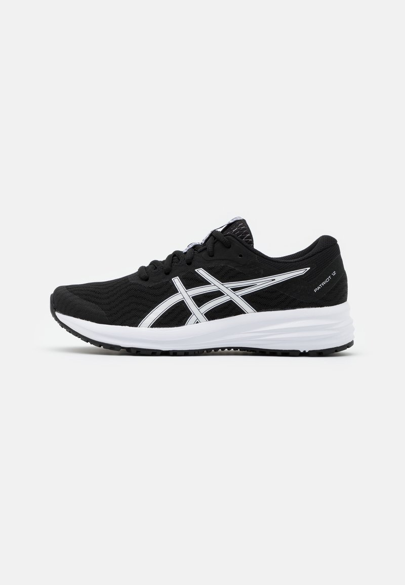 Chaussure de course Asics Patriot 12 noire et blanche avec tige en mesh, fermeture à lacets et semelle extérieure à motifs sur fond blanc uni.