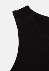 Svart ermeløs tanktop med rund hals, glatt tekstur og forsterket søm langs skuldre og armhull.