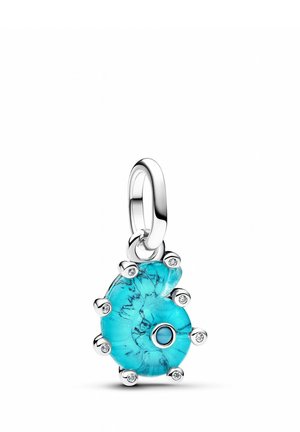 Pendente turchese con un design a vortice, montato in argento. Presenta piccole pietre trasparenti e un accento circolare al centro.