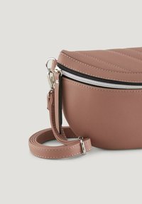 Hranatá, růžová kabelka přes rameno z umělé kůže s prošívan�ým designem, černým zipem, stříbrným kováním a odnímatelným popruhem. Hladký povrch.