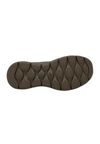 Suela de zapato de goma marrón con un diseño ondulado. Presenta varios patrones texturizados y agarres hexagonales para tracción. Logo presente en el centro.