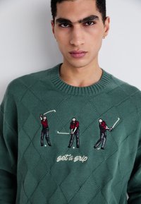 Hollister Co. Boxy Golf Graphic Crew Sweater - Vesta - sea moss ground