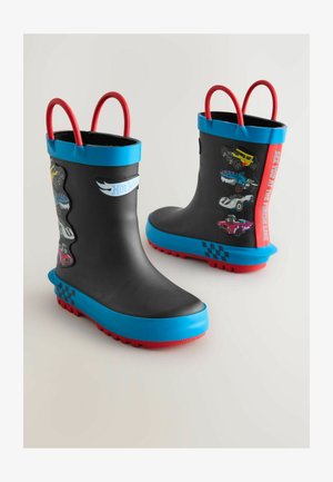 Černé gumové holínky s modrým okrajem, červenými podrážkami a červenými držadly. Obsahují barevné grafiky aut a kostkované akcenty.