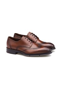 Scarpe da uomo in pelle marrone con finitura liscia, punta rotonda, design con lacci e dettagli decorativi a brogue lungo i bordi.