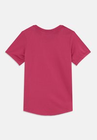 T-shirt à manches courtes de couleur rose vif. Encolure ronde, matériau doux, ourlet droit et texture lisse. Sans motifs ni accents visibles.