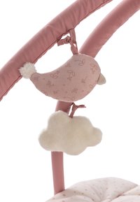 Rosa Stoff-Aktivitätsgym mit gepolstertem Bogen und hängenden Spielzeugen, darunter ein weicher Vogel mit Mustern und eine flauschige weiße Wolke.