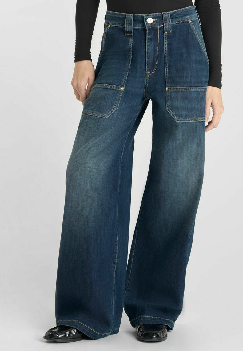 Jean en denim à jambes larges de couleur bleu foncé avec des coutures contrastées, poches avant et quincaillerie dorée. Tissu : mélange de coton, texture lisse.