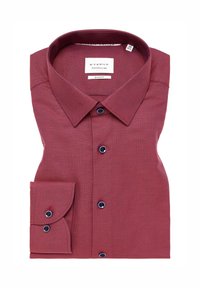 Rode slim-fit overhemd in een textuurstof, met een spitse kraag, zwarte knopen en een linkerborstzak met een flap.