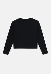 T-shirt noir à manches longues et coupe courte avec un col rond, fabriqué en tissu lisse. Présente un design simple sans motifs ni accents visibles.
