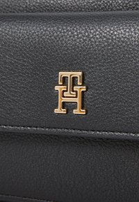 Tommy Hilfiger DISTINCT CAMERA BAG - Cross body bag - black