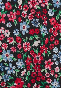 Tecido floral com flores vermelhas, rosas e azuis sobre um fundo preto, adornado por folhas verdes. Textura suave e tamanhos e formas variadas de flores.